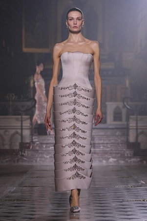 جورج حبيقة يقدم قراءة خاصة للأنوثة في أسبوع باريس للموضة