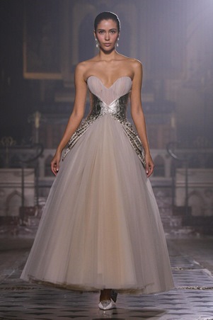 جورج حبيقة يقدم قراءة خاصة للأنوثة في أسبوع باريس للموضة