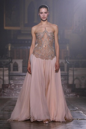 جورج حبيقة يقدم قراءة خاصة للأنوثة في أسبوع باريس للموضة