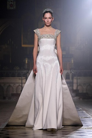 جورج حبيقة يقدم قراءة خاصة للأنوثة في أسبوع باريس للموضة