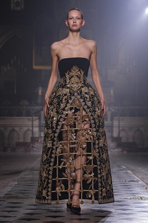 جورج حبيقة يقدم قراءة خاصة للأنوثة في أسبوع باريس للموضة