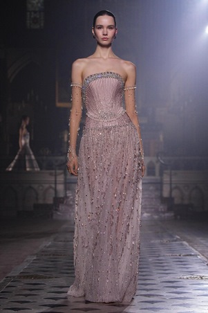 جورج حبيقة يقدم قراءة خاصة للأنوثة في أسبوع باريس للموضة