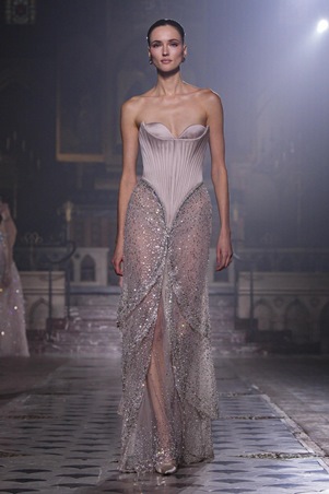 جورج حبيقة يقدم قراءة خاصة للأنوثة في أسبوع باريس للموضة