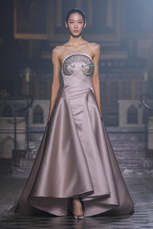 جورج حبيقة يقدم قراءة خاصة للأنوثة في أسبوع باريس للموضة