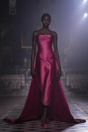 جورج حبيقة يقدم قراءة خاصة للأنوثة في أسبوع باريس للموضة