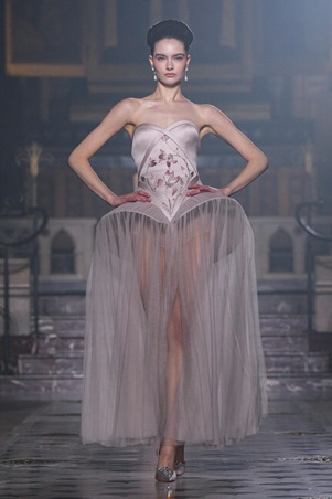 جورج حبيقة يقدم قراءة خاصة للأنوثة في أسبوع باريس للموضة