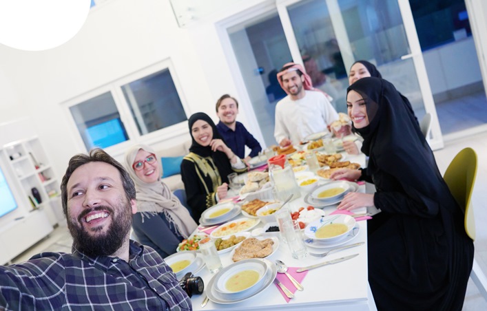 6 نصائح ذهبية لتحويل منزلك إلى مساحة تشجع على التواصل والألفة والضيافة الراقية في العيد