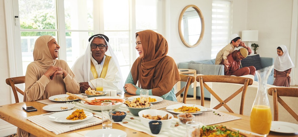6 نصائح ذهبية لتحويل منزلك إلى مساحة تشجع على التواصل والألفة والضيافة الراقية في العيد