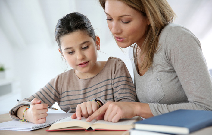 5 أشياء لمساعدة طفلك في أداء واجباته المدرسية.. دون صداع