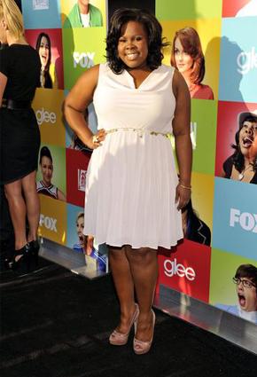 الفستان الأبيض القصير للجسم الممتلئ