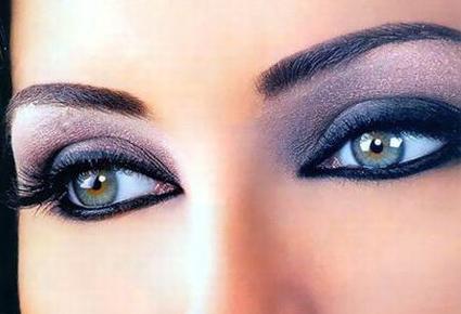 خطوات مكياج العيون اللوزيّة
