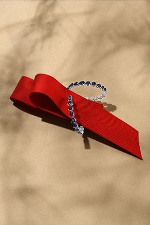 الياقوت الأزرق… حجر نادر يعود إلى الواجهة في عالم المجوهرات الفاخرة