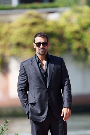 إبراهيم تشيليكول يهدي جائزته الدولية الأولى لزوجته