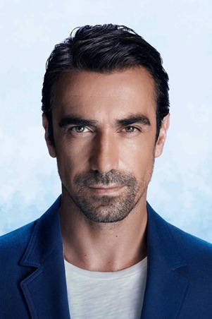 إبراهيم تشيليكول يهدي جائزته الدولية الأولى لزوجته