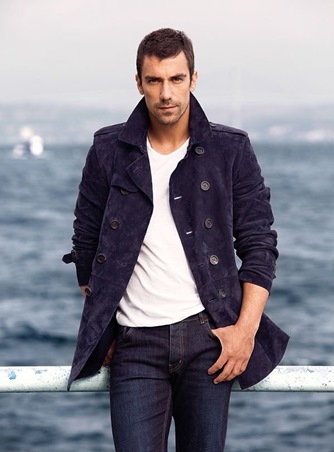 إبراهيم تشيليكول يهدي جائزته الدولية الأولى لزوجته