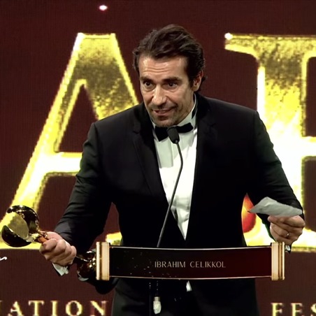 إبراهيم تشيليكول يهدي جائزته الدولية الأولى لزوجته