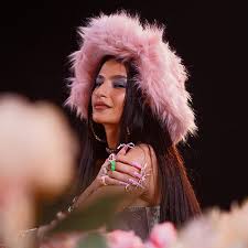 صراخ وبكاء... رد فعل أصدقاء أميرة أديب بعد مشاهدة أغنيتها الجديدة 