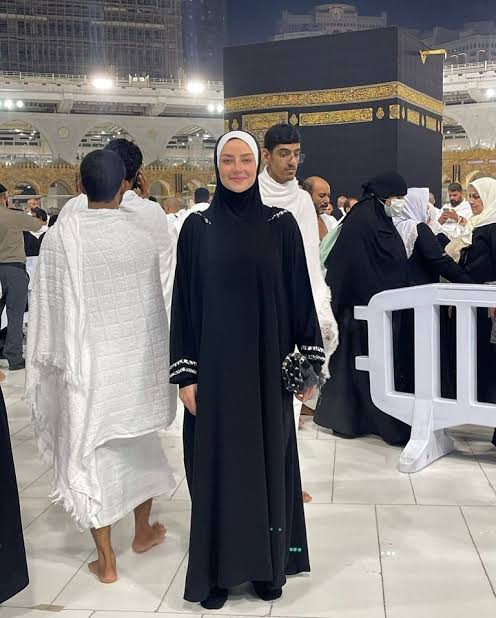 بالحجاب وبدون مكياج رضوى الشربيني من أمام الكعبة تؤدي مناسك العمرة