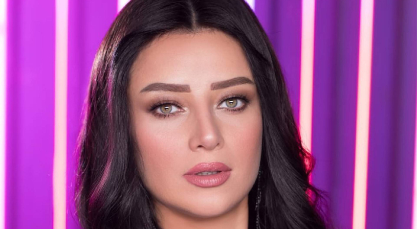 بالحجاب وبدون مكياج رضوى الشربيني من أمام الكعبة تؤدي مناسك العمرة