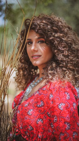 آنجي شيّا تُجسّد الحنين للحياة الطبيعيّة في أغنية 