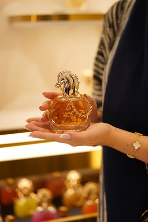 لكل عطر حكاية في بوتيك رمسات الجديد في دبي مول