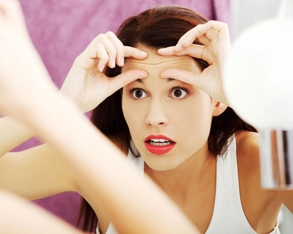 8 عادات تسبّب ظهور التجاعيد... تخلّصي منها!