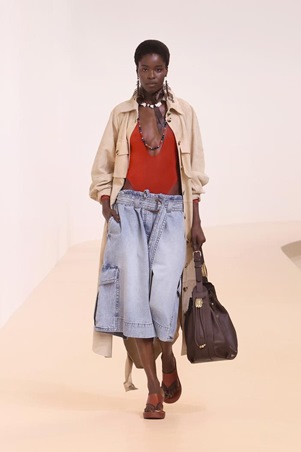 وداعاً للجينز: اكتشفي البدائل الأكثر أناقة هذا الموسم