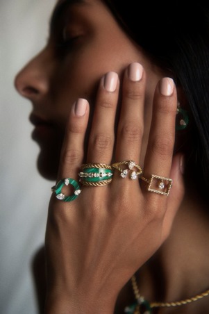 في علامة 94Jewelry، ست شقيقات إماراتيات يبتكرنَ مجوهرات مستوحاة من الجذور