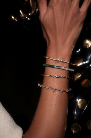 في علامة 94Jewelry، ست شقيقات إماراتيات يبتكرنَ مجوهرات مستوحاة من الجذور