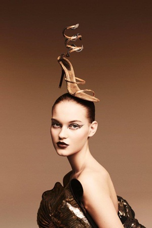 اخترنا للوك سهرات الصيف حذاء Botticelli بترصيعاته الجميلة