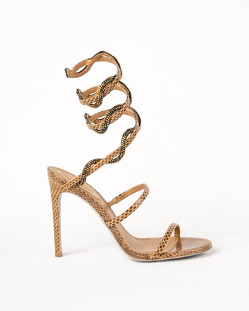 اخترنا للوك سهرات الصيف حذاء Botticelli بترصيعاته الجميلة