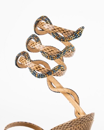 اخترنا للوك سهرات الصيف حذاء Botticelli بترصيعاته الجميلة