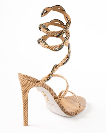 اخترنا للوك سهرات الصيف حذاء Botticelli بترصيعاته الجميلة