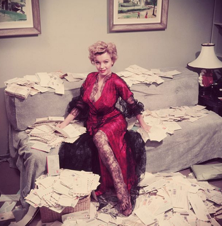 شاهدي كيف كانت مارلين مونرو تتلقّى تعليقات المعجبين؟