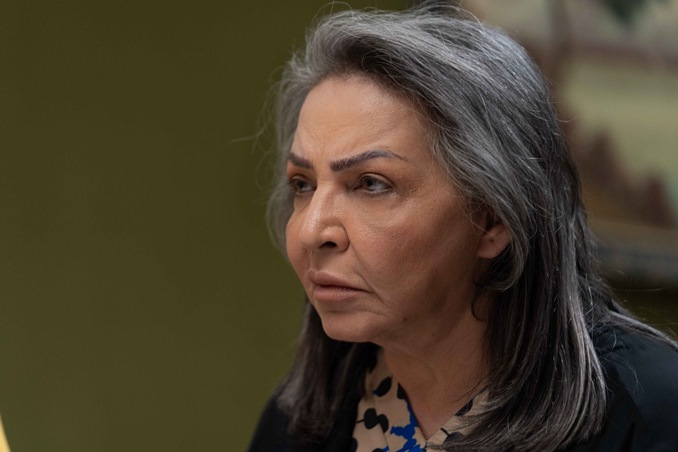 عائلة تواجه تحديات الحياة المعاصرة وأزماتها في 