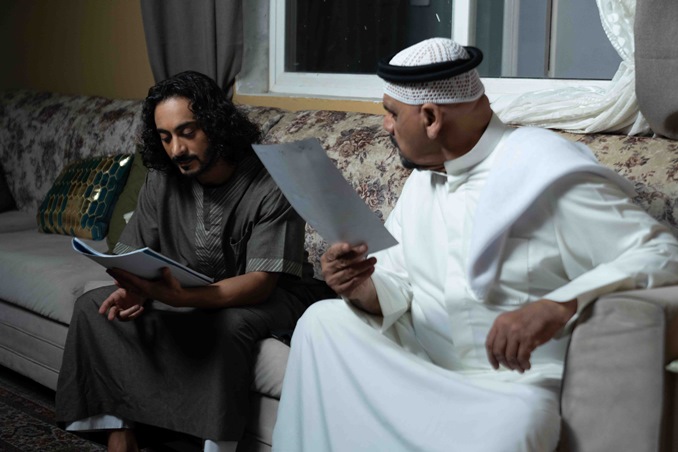 عائلة تواجه تحديات الحياة المعاصرة وأزماتها في 