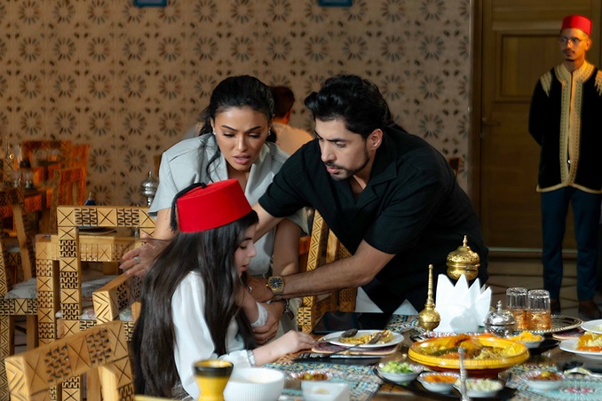 عائلة تواجه تحديات الحياة المعاصرة وأزماتها في 