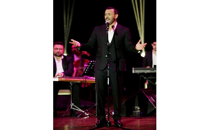 ردة فعل مفاجئة من كاظم الساهر تجاه فتاة اقتحمت المسرح