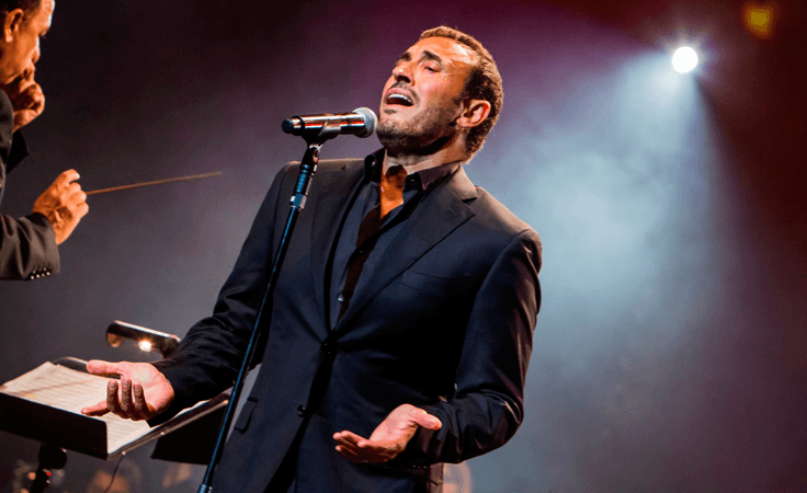 ردة فعل مفاجئة من كاظم الساهر تجاه فتاة اقتحمت المسرح