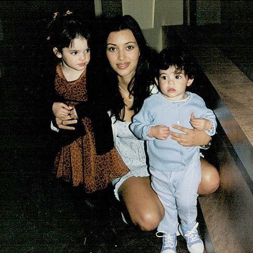 صورة كايلي جينر وشقيقاتها فى الطفولة تشعل إنستغرام!