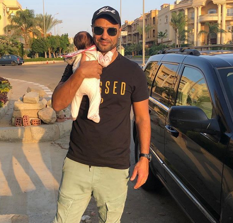 تبادل اتهامات بالسرقة بين كريم فهمي ومخرجة فرنسية بسبب فيلم 