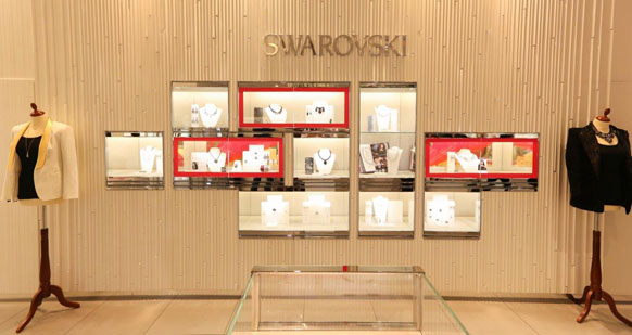 بين ابتكارات Swarovski ونصائح Lady Fozaza: الرقيّ سيكون حليفك