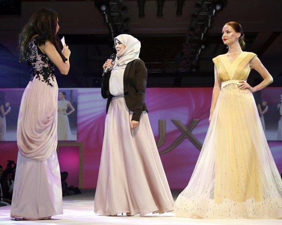 ليدي فوزازا تشجّع المواهب الشابة في تصميم الأزياء