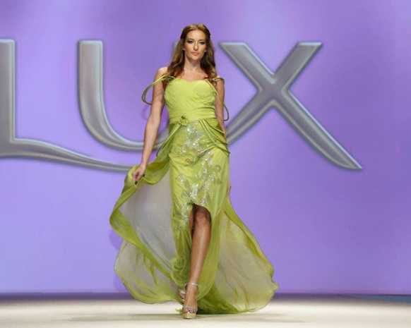 ليدي فوزازا تشجّع المواهب الشابة في تصميم الأزياء