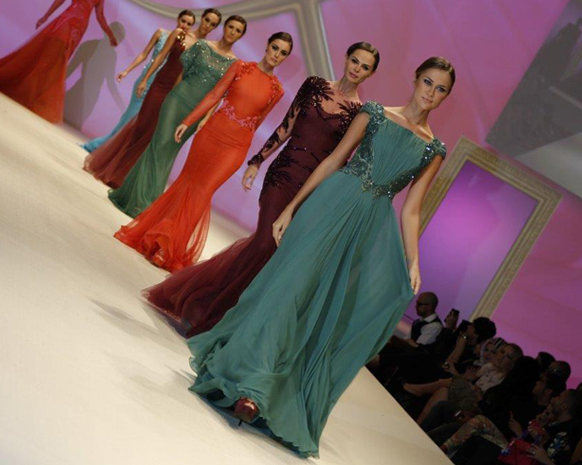 ليدي فوزازا تشجّع المواهب الشابة في تصميم الأزياء