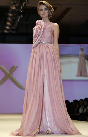 ليدي فوزازا تشجّع المواهب الشابة في تصميم الأزياء