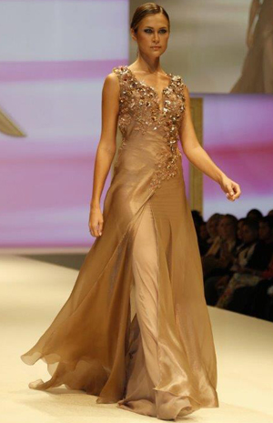 ليدي فوزازا تشجّع المواهب الشابة في تصميم الأزياء