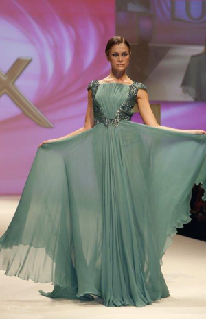 ليدي فوزازا تشجّع المواهب الشابة في تصميم الأزياء