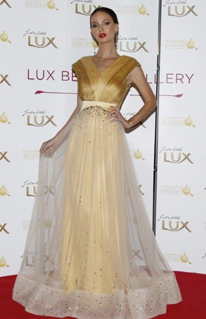 ليدي فوزازا تشجّع المواهب الشابة في تصميم الأزياء