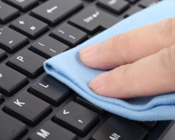دليلك لتنظيف أجهزتك الإلكترونية بالطريقة المثلى